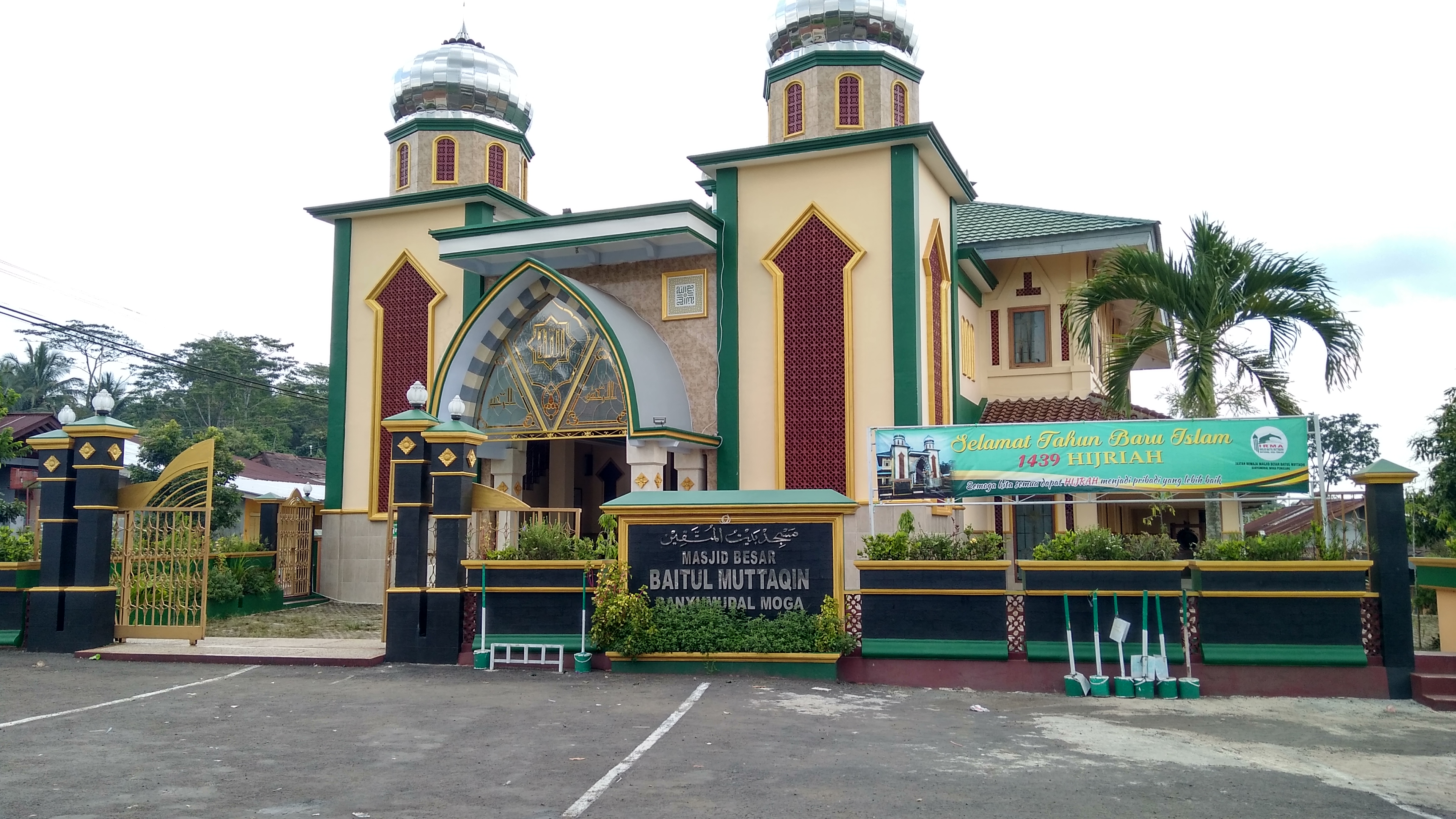 Kemegahan arsitektur Masjid Agung Moga di pusat desa